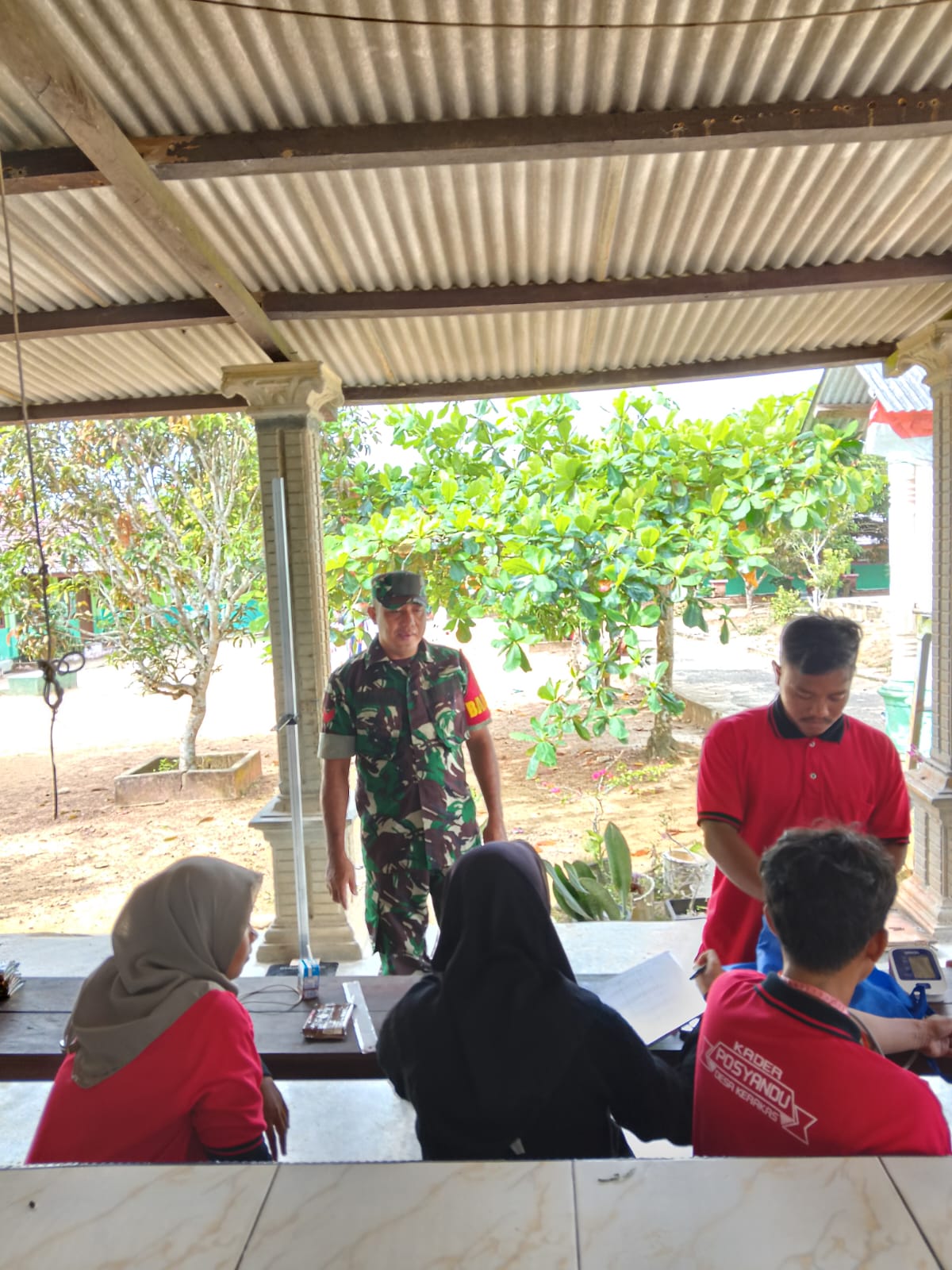 Anggota Koramil 0413-08/Sungai Selan Dampingi Kader Posyandu