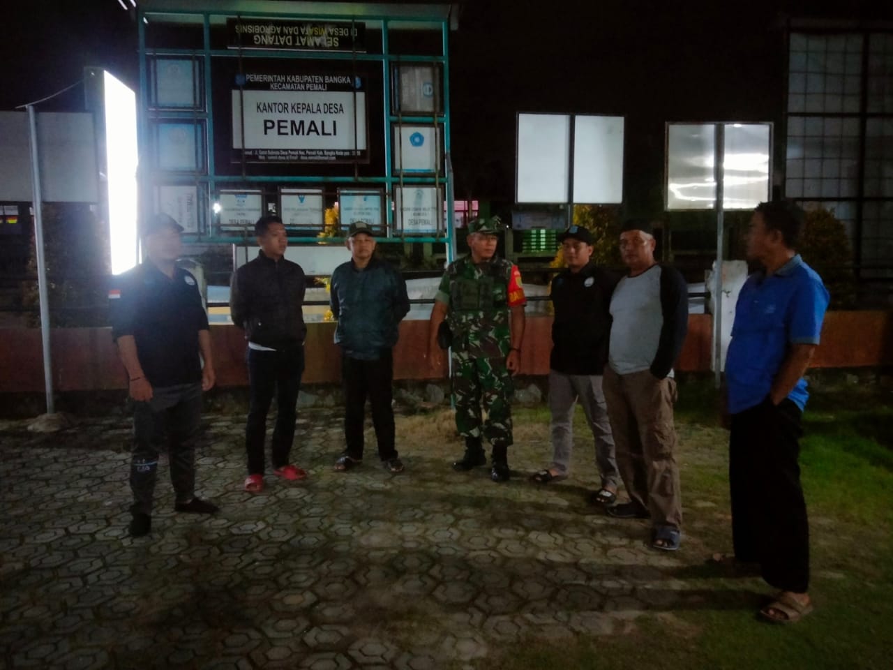 Anggota Koramil 0413-01/Sungailiat Laksanakan Patroli Malam Seputaran Desa Pemali