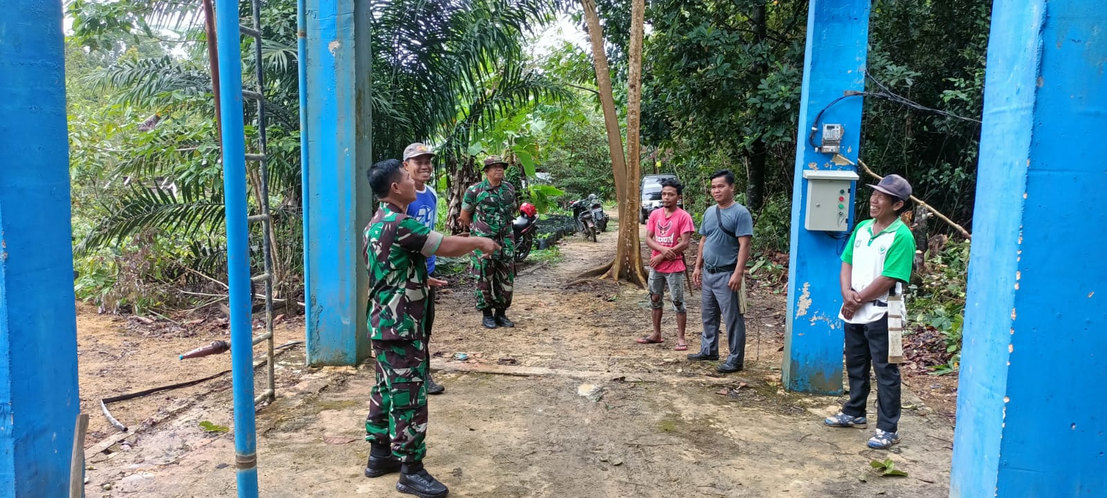 Tumbuhkan Kesadaran Bergotong-royong Anggota Koramil 431-02/Muntok Ajak Warganya Manunggal Air Pamsimas