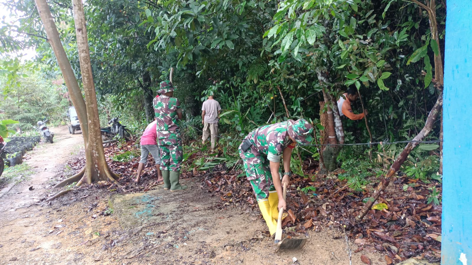 Tumbuhkan Kesadaran Bergotong-royong Anggota Koramil 431-02/Muntok Ajak Warganya Manunggal Air Pamsimas