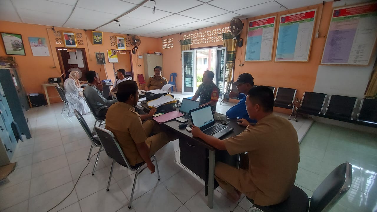 Komsos dengan Perangkat Desa Anggota Koramil 0413-07/Koba Ajak Perangkat Desa Laksanakan Gotong Royong Sera Patroli Malam