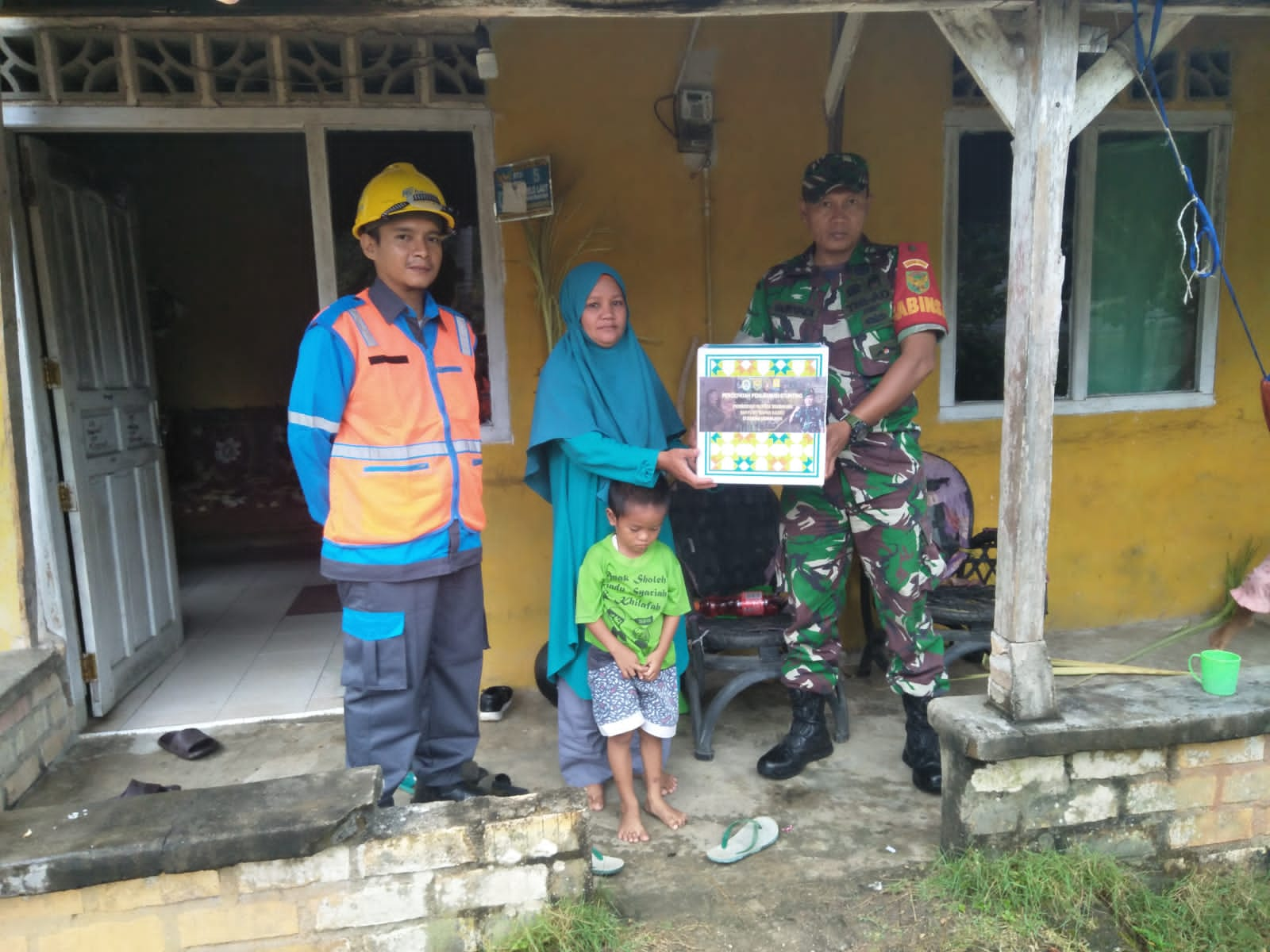 Cegah Stunting, Anggota Koramil 431-02/Mentok Kembali Salurkan Bantuan Nutrisi Kepada Anak Balita di Mentok dan Simpang Teritip