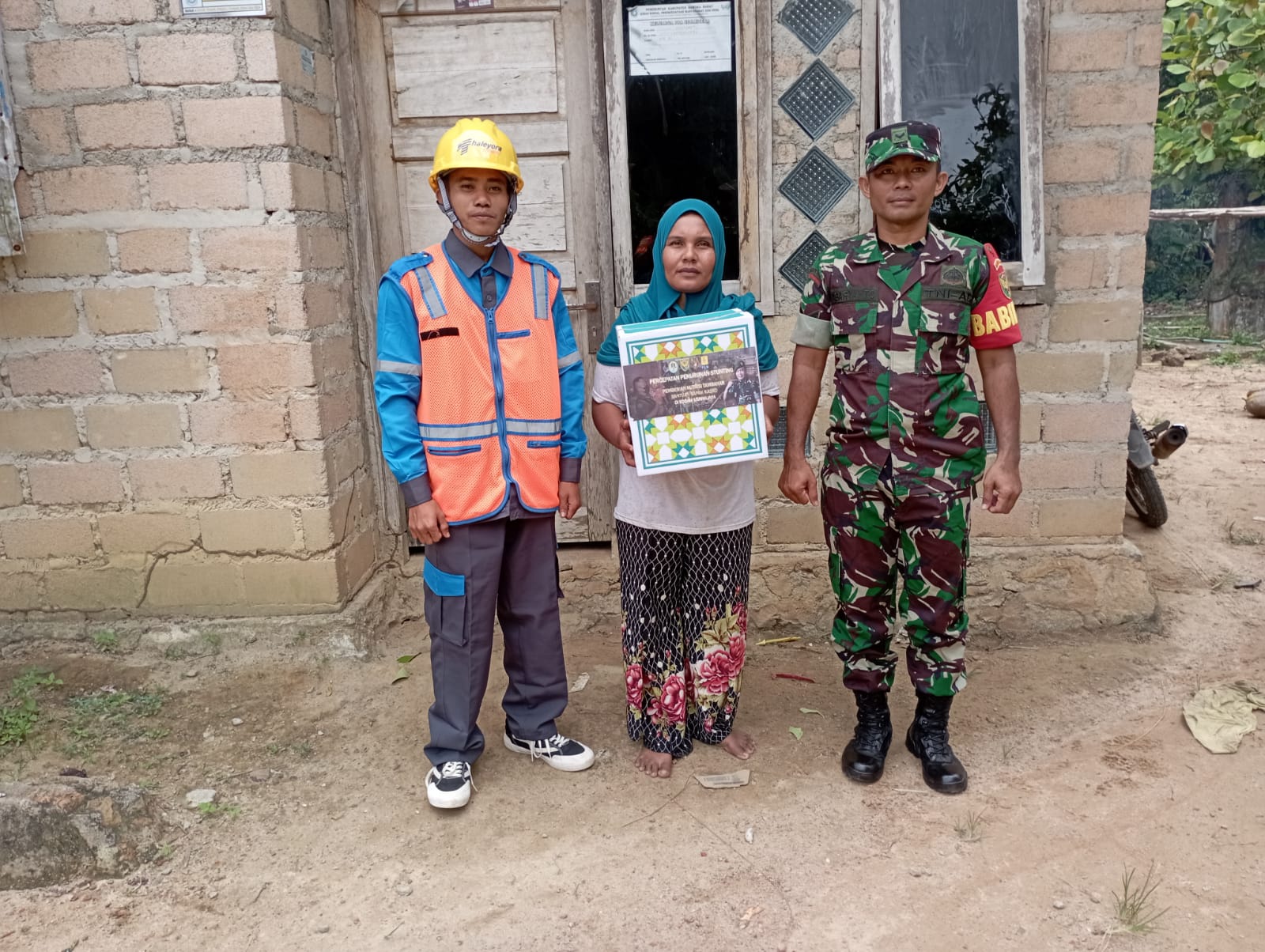 Cegah Stunting, Anggota Koramil 431-02/Mentok Kembali Salurkan Bantuan Nutrisi Kepada Anak Balita di Mentok dan Simpang Teritip