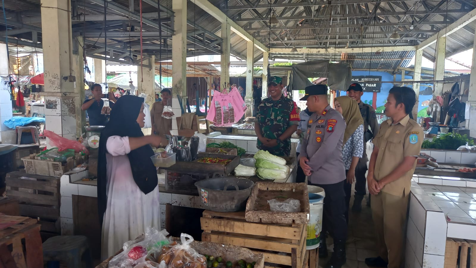 Babinsa Desa Batu Rusa Monitoring Bahan Pokok Menjelang Bulan Suci Ramadhan