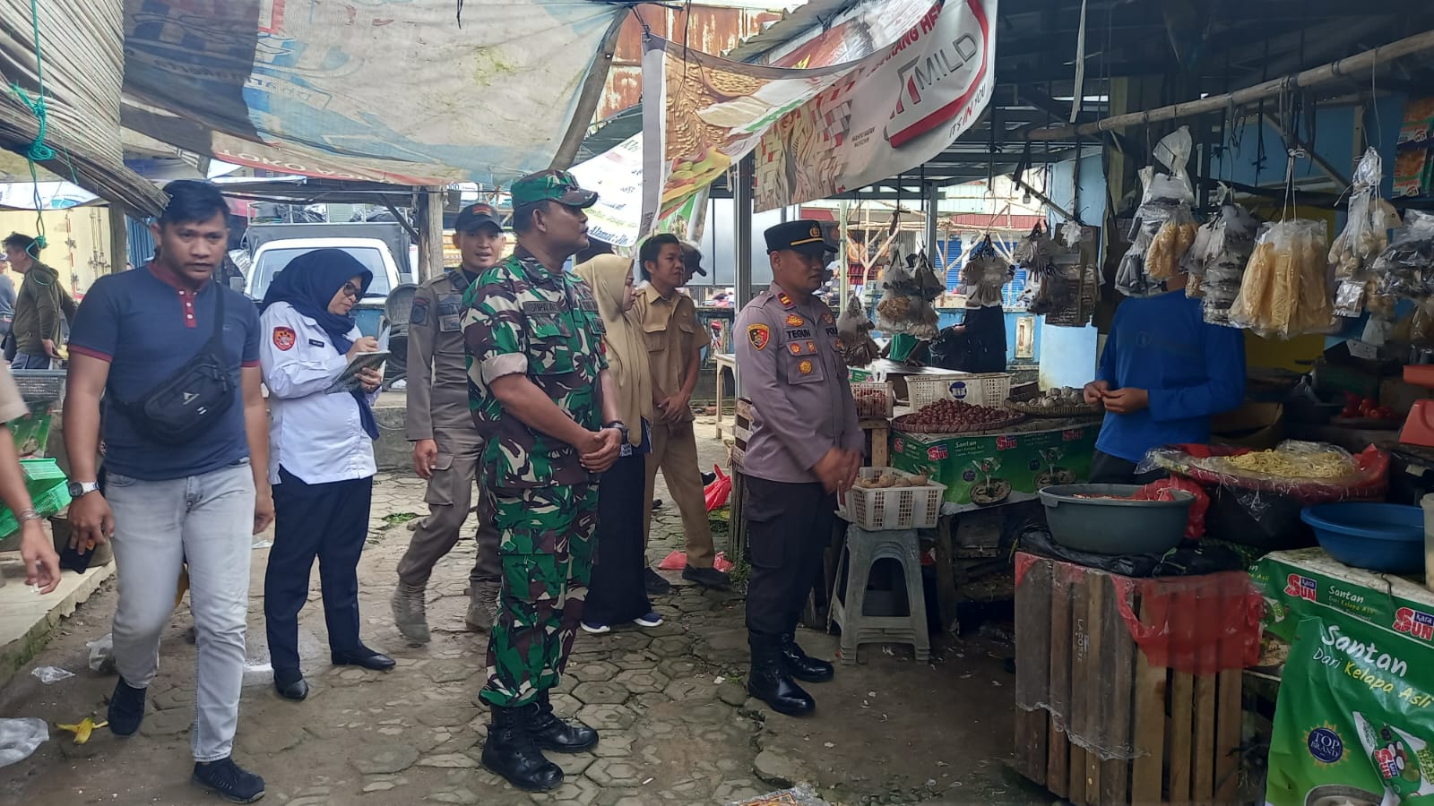 Babinsa Desa Batu Rusa Monitoring Bahan Pokok Menjelang Bulan Suci Ramadhan