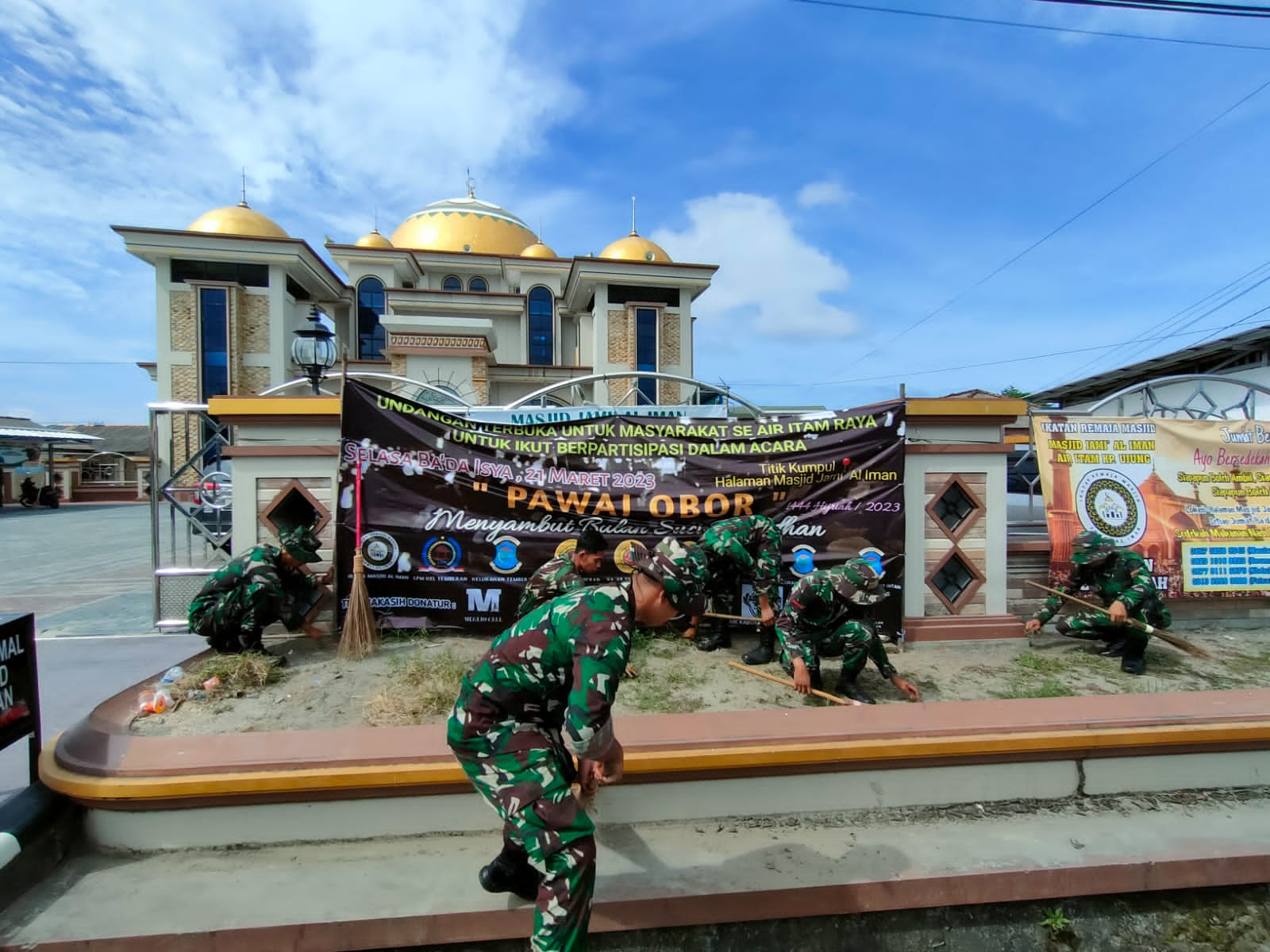 Sambut Bulan Ramadhan Prajurit Korem 045/Gaya Bersihkan Tempat Ibadah