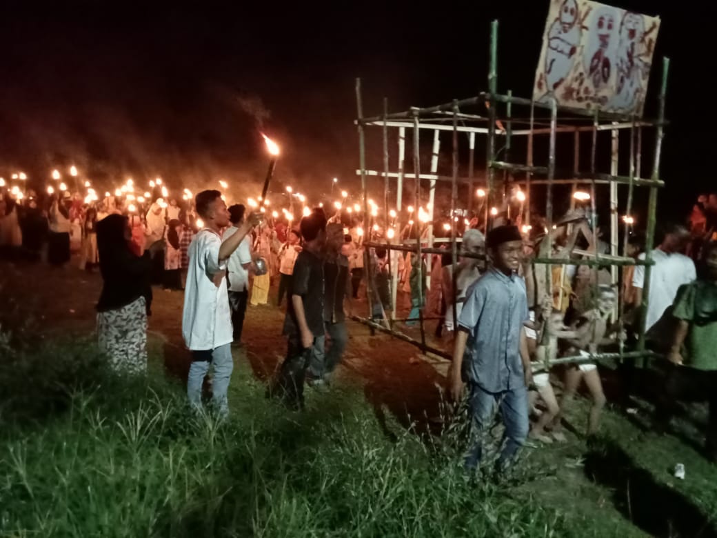 Menyambut Bulan Suci Ramadhan Babinsa Parit Lalang Laksanakan Pengamanan Pawai Obor