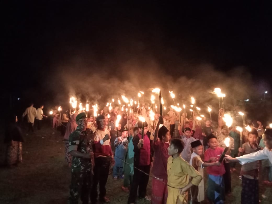 Menyambut Bulan Suci Ramadhan Babinsa Parit Lalang Laksanakan Pengamanan Pawai Obor