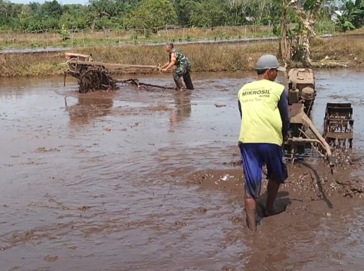 Babinsa Desa Namang Lakukan Komsos dengan Petani Desa Namang