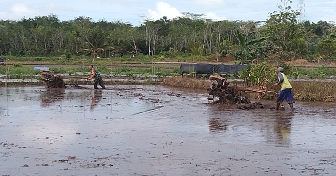 Babinsa Desa Namang Lakukan Komsos dengan Petani Desa Namang