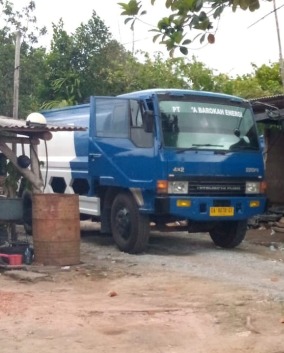 Mobil Tangki Ini Diisi Solar Dari Tedmond Excel 5200 Warna Biru Menggunakan Mesin Robin