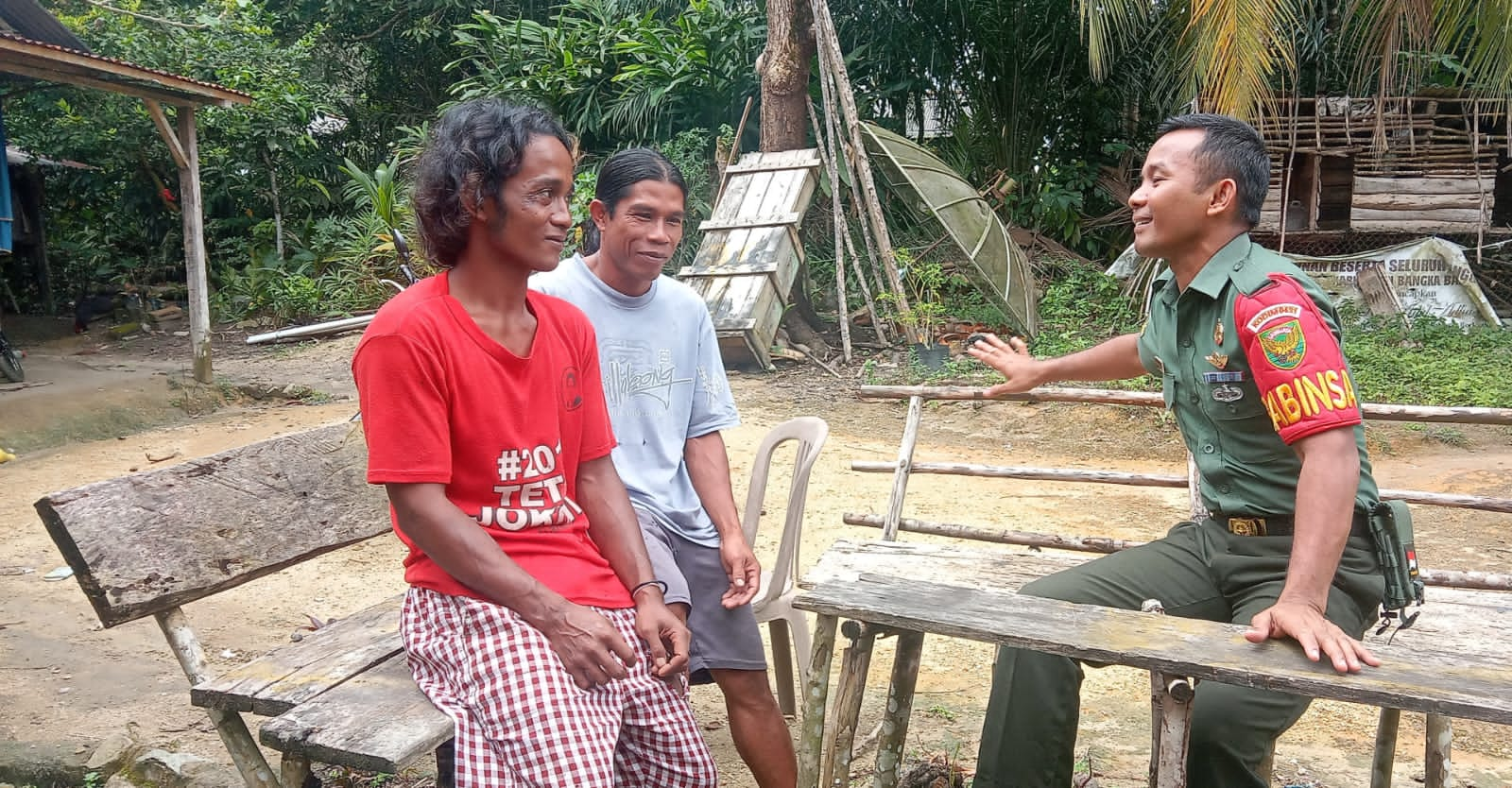 Ciptakan Keamanan di Bulan Ramadhan, Saat Komsos Babinsa Koramil 431-02 Mentok Ajak Warga Saling Menghormati dan Menghargai