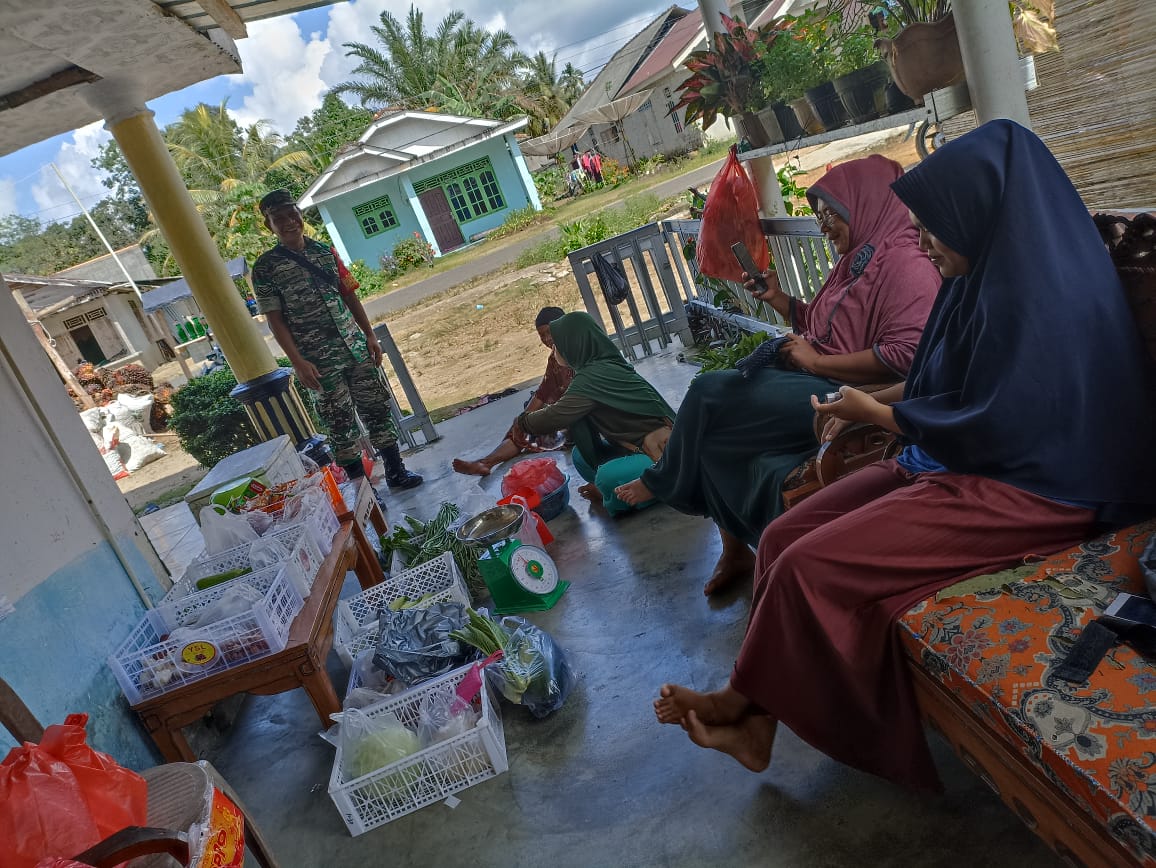 Komsos di Desa Kayu Arang, Babinsa Koramil 431-03/Kelapa Ingatkan Warga Binaannya Untuk Peduli Keamanan Rumah