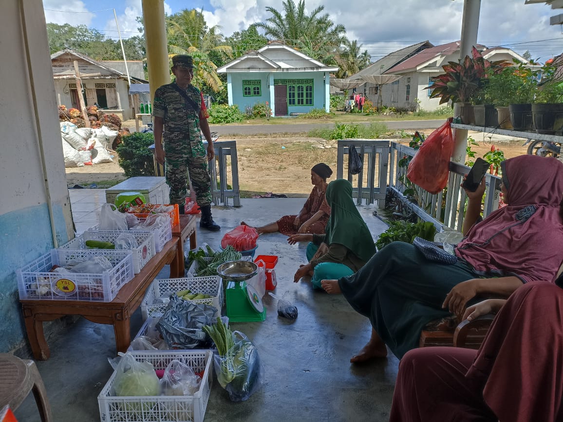 Komsos di Desa Kayu Arang, Babinsa Koramil 431-03/Kelapa Ingatkan Warga Binaannya Untuk Peduli Keamanan Rumah