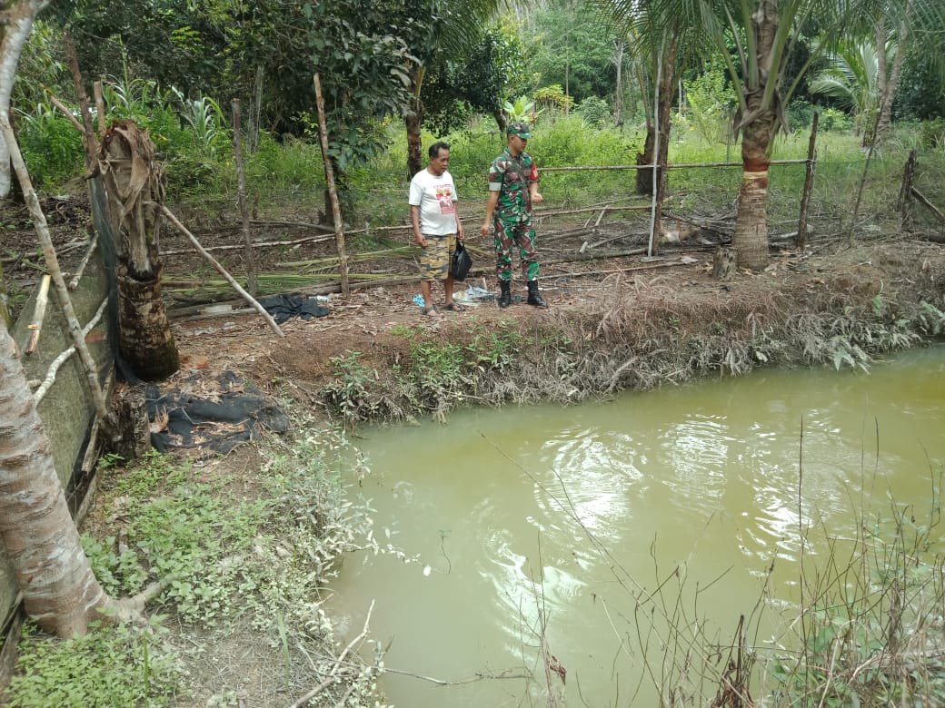 Dukung Pengembangan Budidaya Ikan di Desa Binaan, Babinsa Koramil 431-01/Jebus Beri Saran Bentuk Kelompok Petani Pembudidaya Ikan