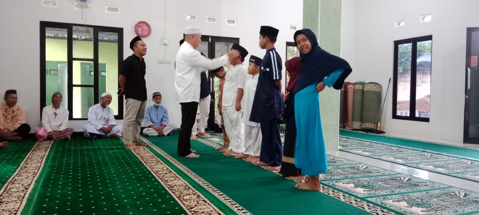 Babinsa Batu Rusa Menghadiri Buka Puasa Bersama Serta Pemberian Satunan Kepada Anak Yatim