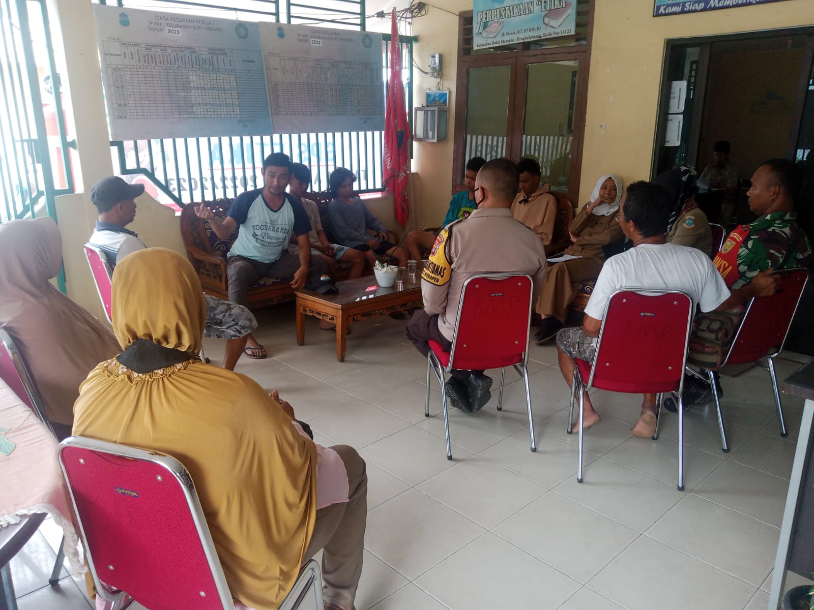 Babinsa Bukit Merapin Bersama Pengurus Mesjid dlDiwilayah Binaan Melaksanakan Rapat Pembuatan Jadwal Tadarus