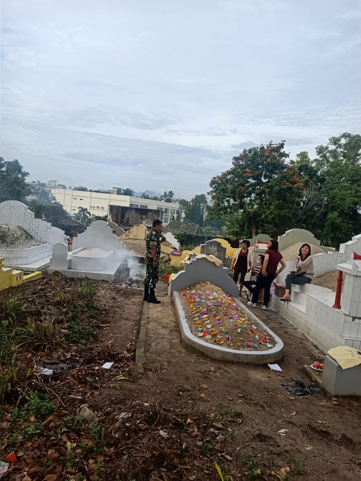 Babinsa Koramil 413-06/Bukit Intan Lakukan Pengamanan Kegiatan Sembayang Kubur