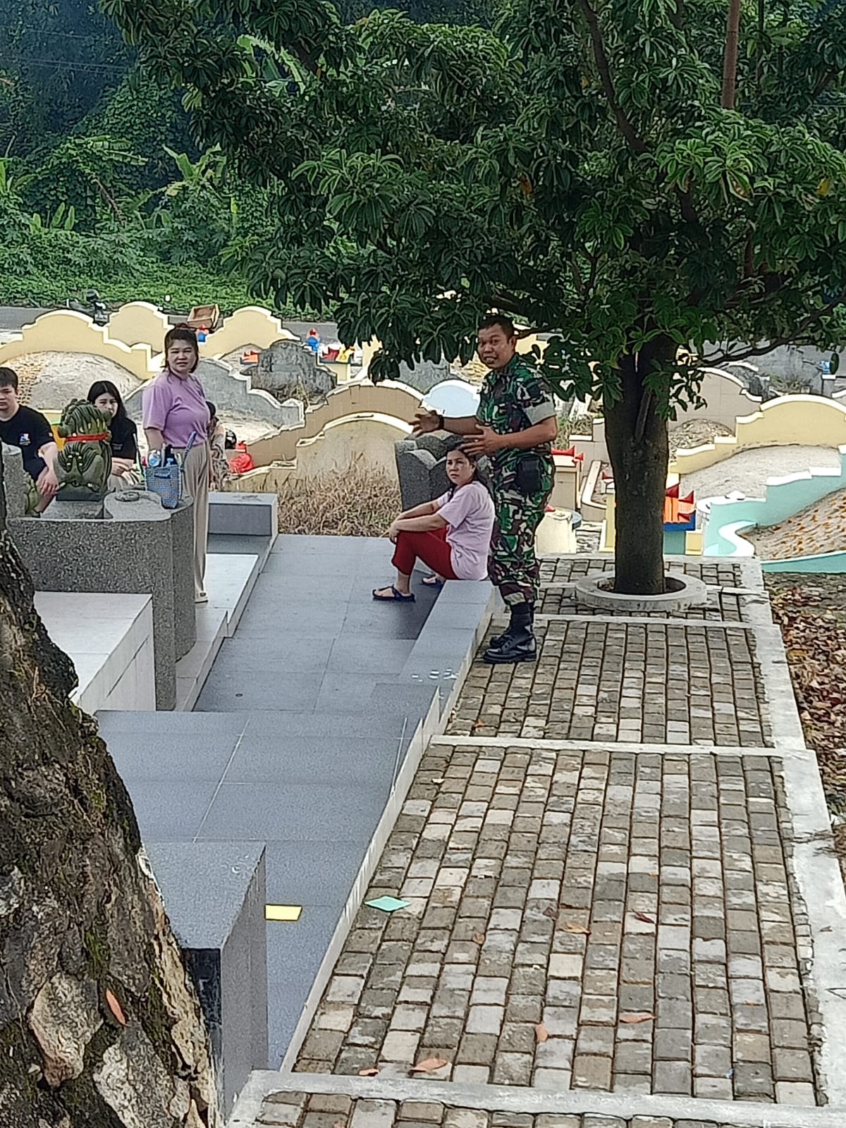 Babinsa Koramil 413-06/Bukit Intan Lakukan Pengamanan Kegiatan Sembayang Kubur