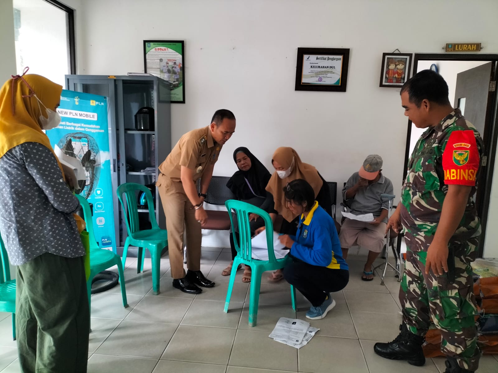 Babinsa Kelurahan Dul Dampingi Pembagian Bantuan Beras Sejahtera Daerah (Rastrada) Kepada Warga Kurang Mampu