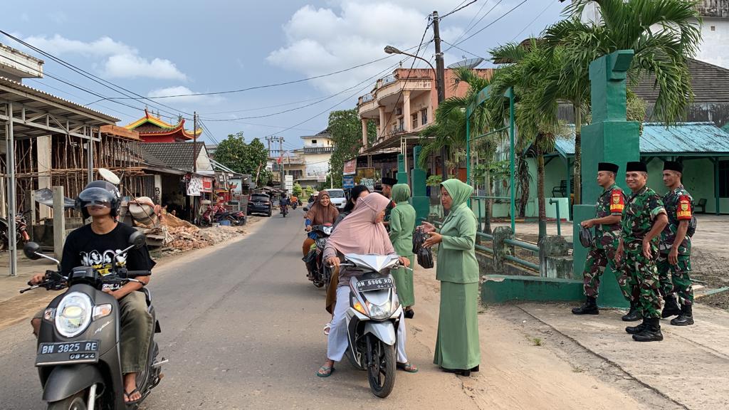 Danramil 431-01/Jebus Kapten CZI Maharuddin Bersama Anggota Berbagi Takjil Kepada Warga