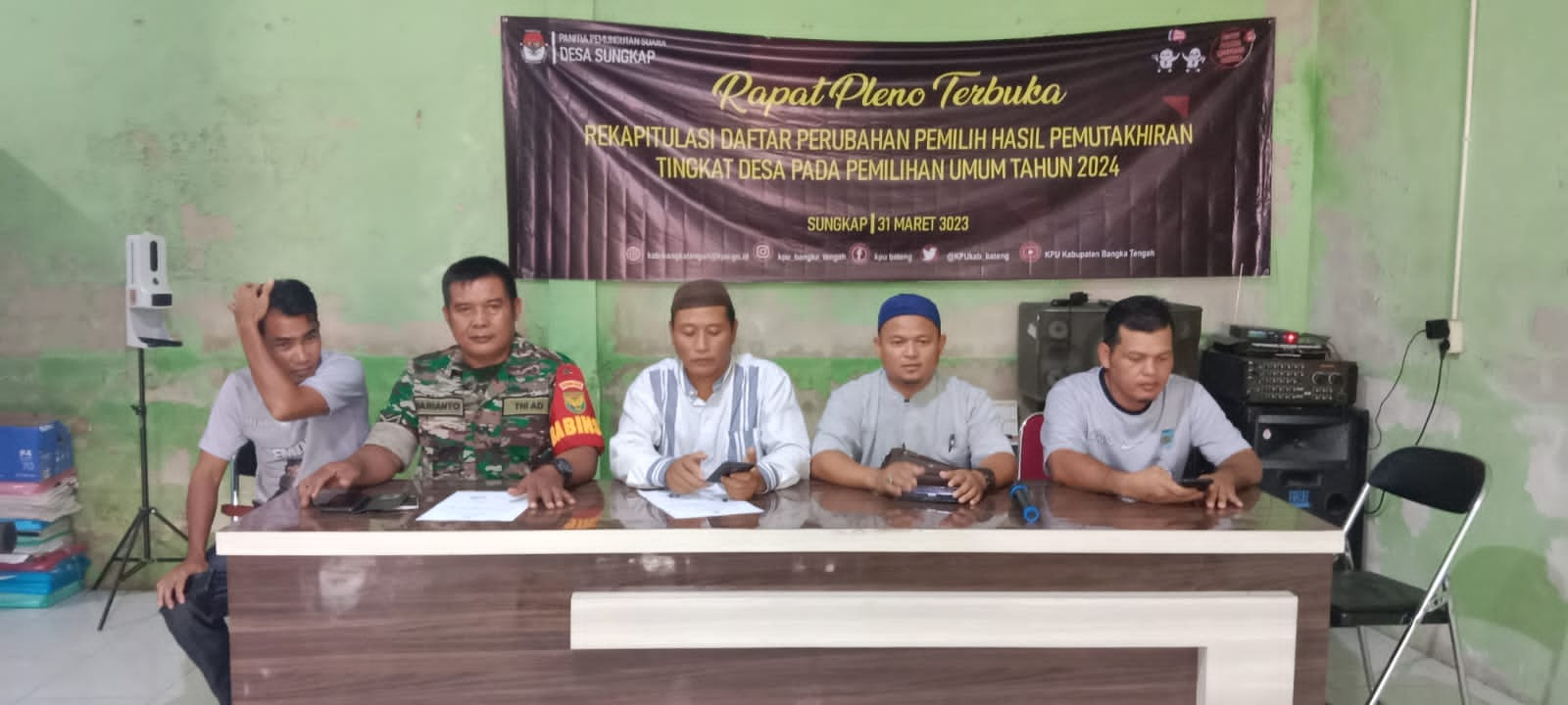 Babinsa Desa Sungkap Menghadiri Rapat Rekapitulasi DPHP Pemilihan Umum Tahun 2024