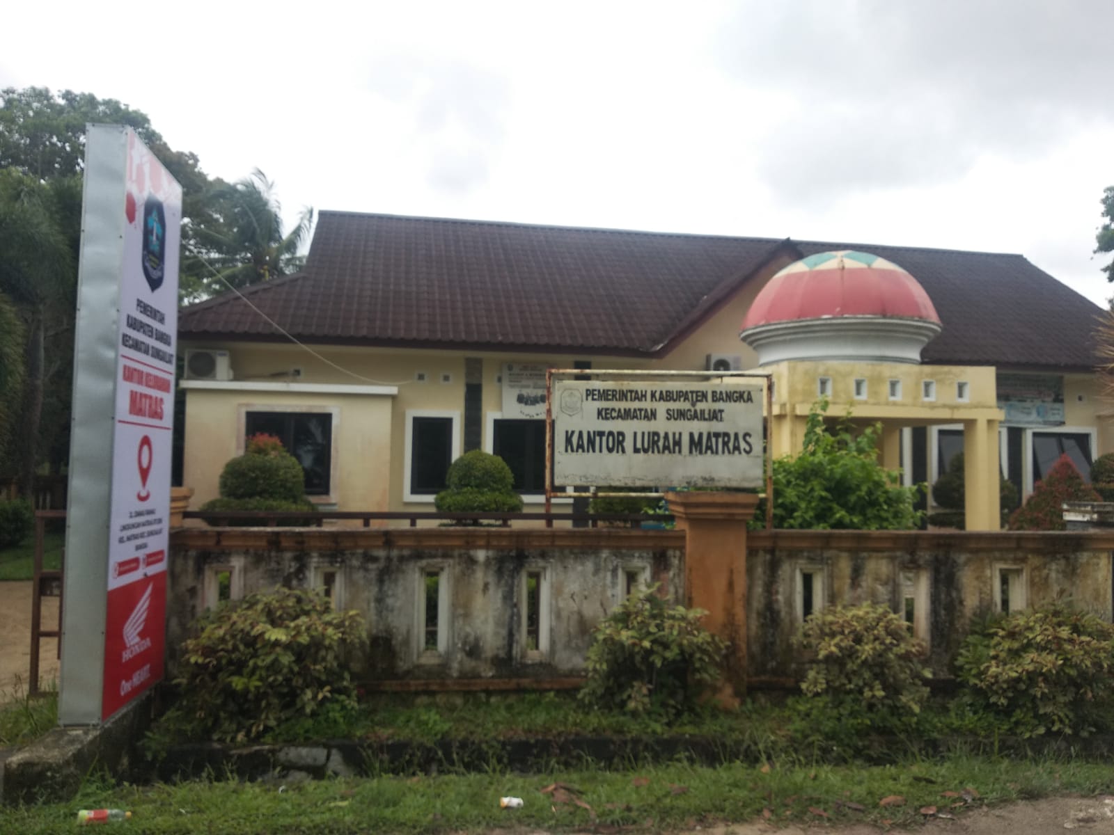 Untuk menjalin silaturahmi Babinsa Desa Matras Koramil 0413-01/Sungailiat Lakukan Anjangsana ke Kantor Kelurahan Matras