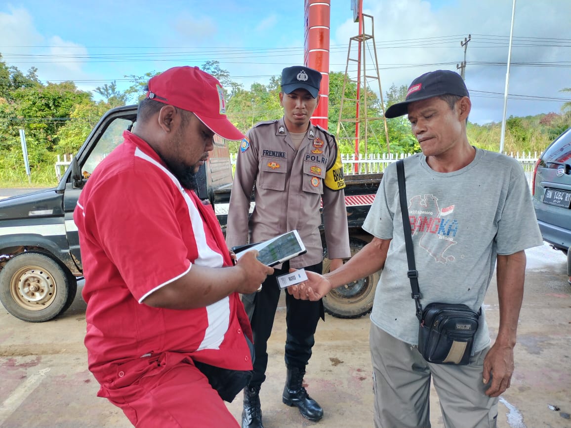 Personel Polsek Jebus Melakukan Pengamanan Penyaluran SPBU di Kecamatan Parit Tiga dan Kecamatan Jebus