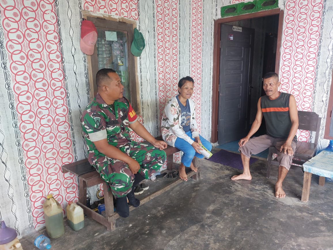 Peduli Kebersihan Lingkungan, Babinsa Koramil 431-03/Kelapa Laksanakan Komsos Bersama Warga Binaan