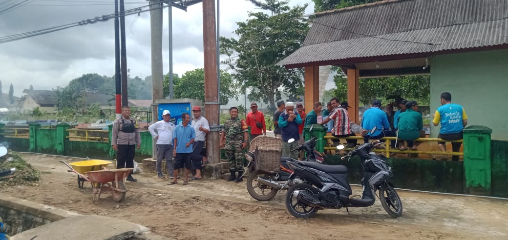 Babinsa Desa Kace Laksanakan Gotong Royong sebagai Wujud kepedulian Terhadap Kebersihan Lingkungan