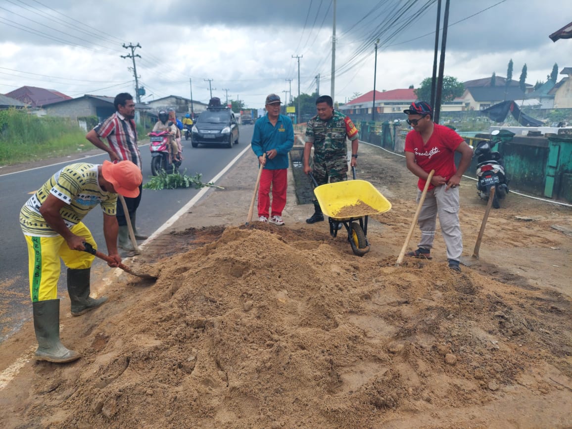 Babinsa Desa Kace Laksanakan Gotong Royong sebagai Wujud kepedulian Terhadap Kebersihan Lingkungan