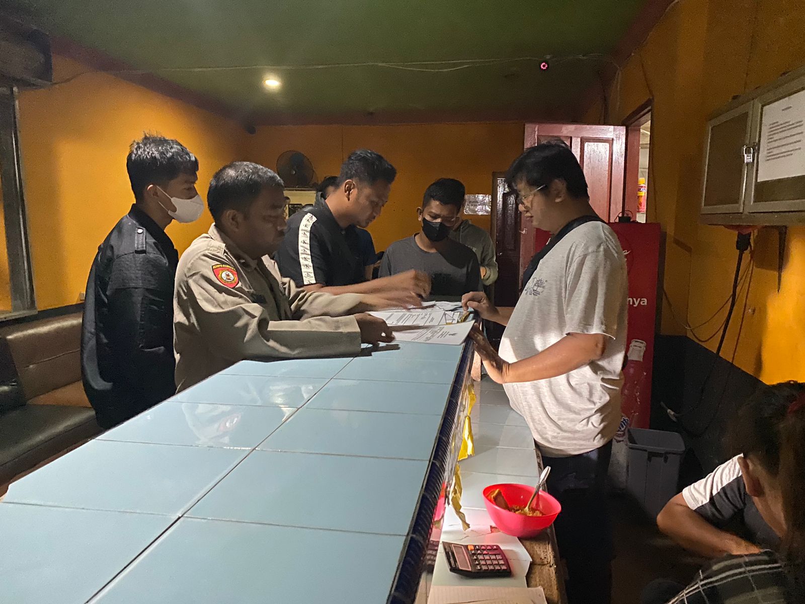 Polsek Jebus Melaksanakan Kegiatan Patroli pengecekan Tempat Hiburan Malam di Kecamatan Parit Tiga dan Kecamatan Jebus terkait Izin dan Membawa Senjata Tajam