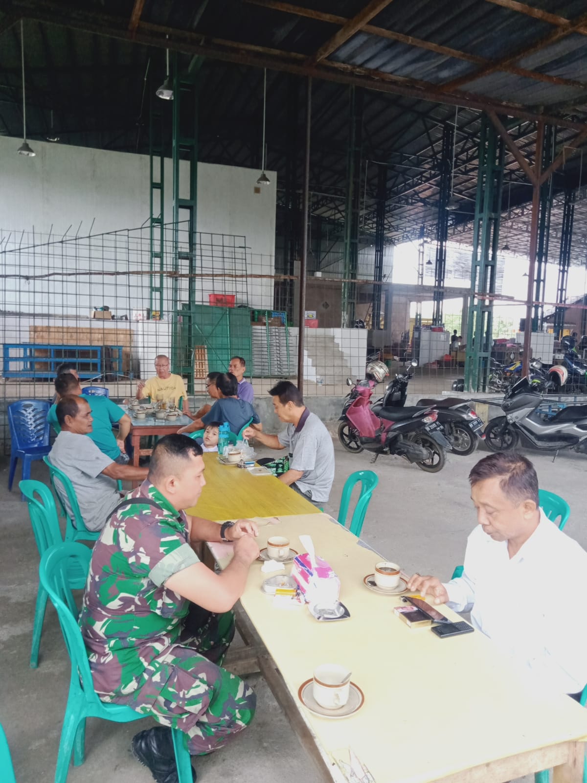 Babinsa Kelurahan Pasir Putih Lakukan Anjangsana ke Kantor Kelurahan