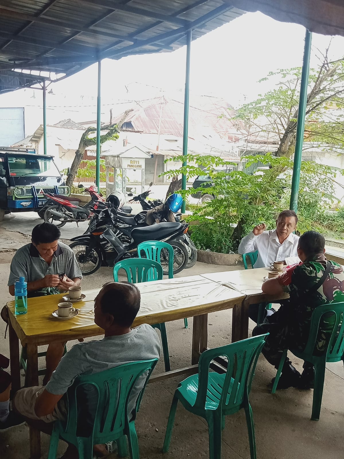 Babinsa Kelurahan Pasir Putih Lakukan Anjangsana ke Kantor Kelurahan