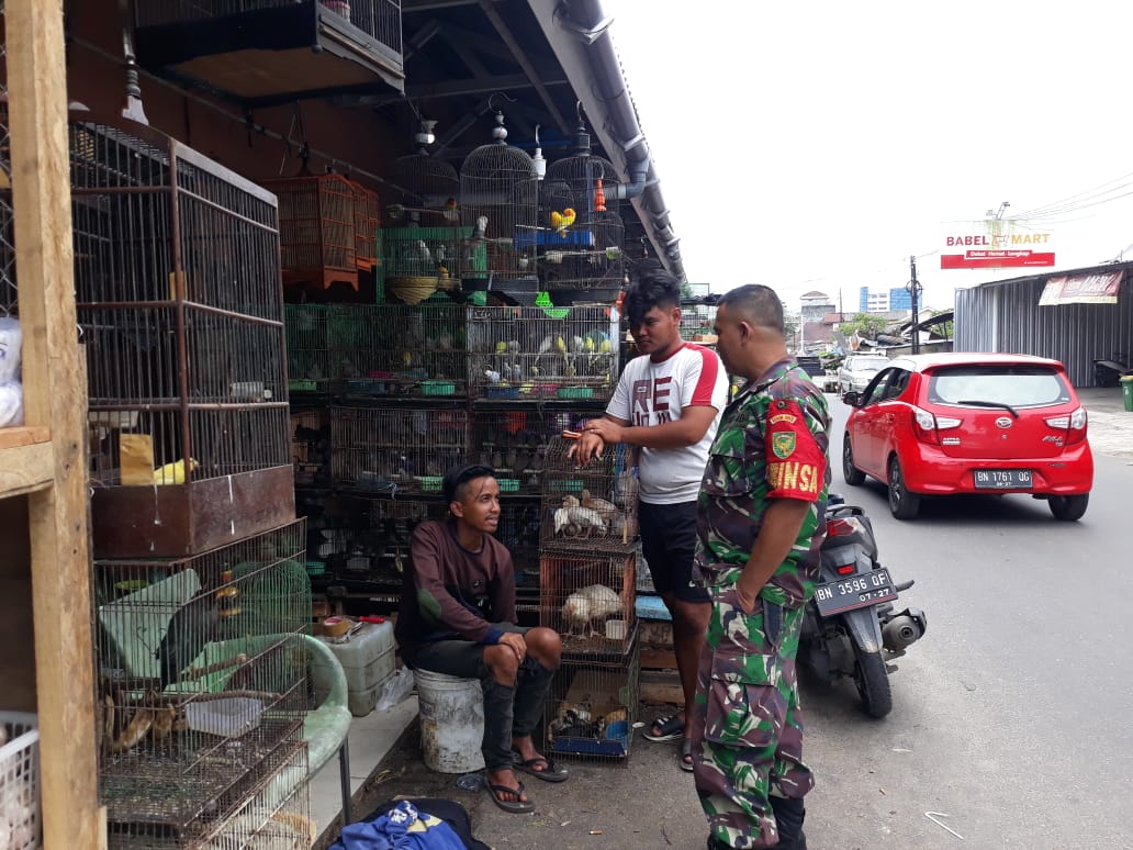 Anggota Koramil 0413-06/Bukit Intan Melaksanakan Komsos dengan Pedagang Burung di Wilayah Desa Binaan