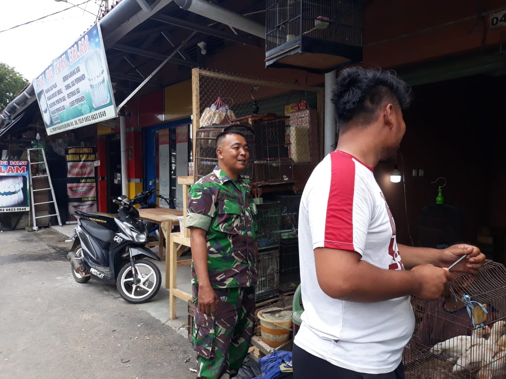 Anggota Koramil 0413-06/Bukit Intan Melaksanakan Komsos dengan Pedagang Burung di Wilayah Desa Binaan