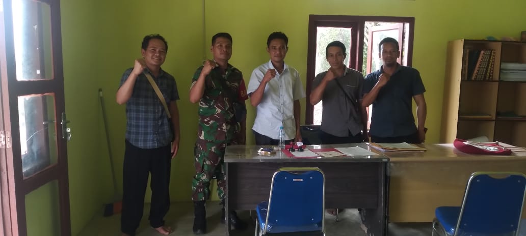 Pembangunan Desa Menjadi Pembahasan Dalam Komsos Babinsa 431-02/Mentok Bersama Ketua BPD Desa Bukit Terak