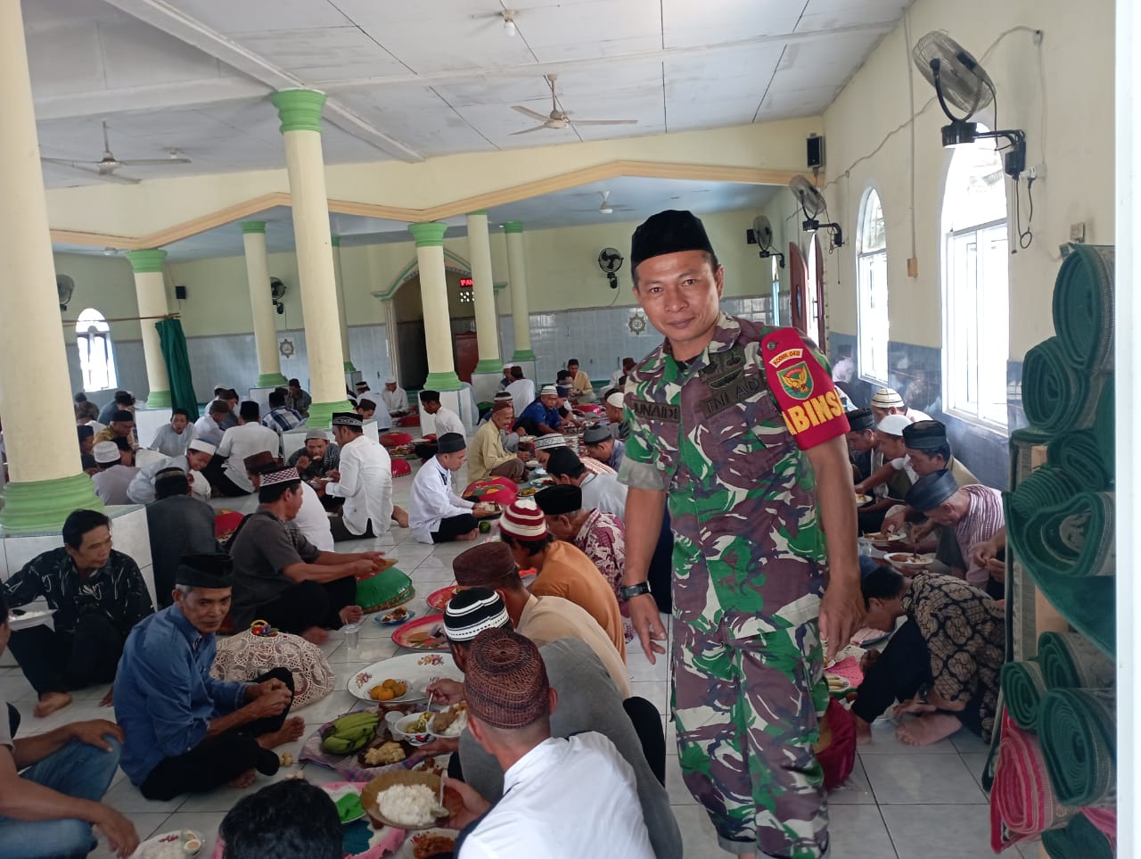 Babinsa Desa Teru Koramil 0413 -08/Sungai selan hadiri acara Ruwah Kubur Desa Teru