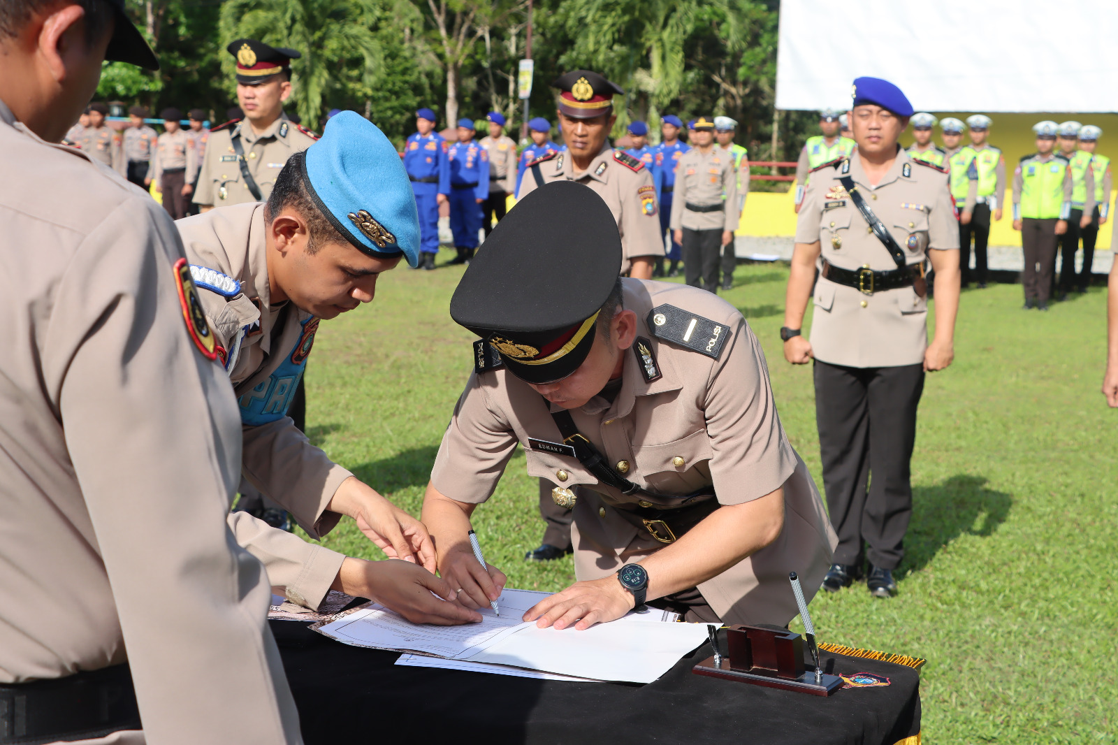 Lima Pejabat Polres Bangka Tengah Melaksanakan Serah Terima Jabatan di Polres Bangka Tengah