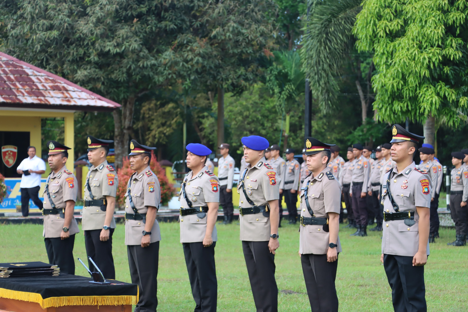 Lima Pejabat Polres Bangka Tengah Melaksanakan Serah Terima Jabatan di Polres Bangka Tengah