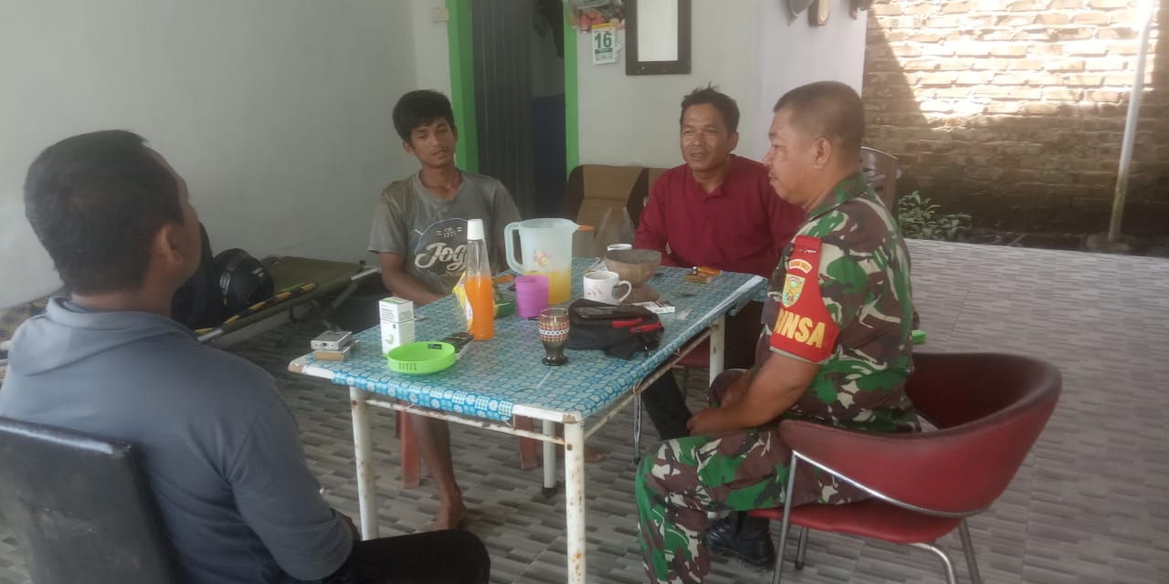 Babinsa Desa Terentang III Laksanakan Komsos dengan Petani Sekaligus Pemilik Gudang Penyimpanan Lada