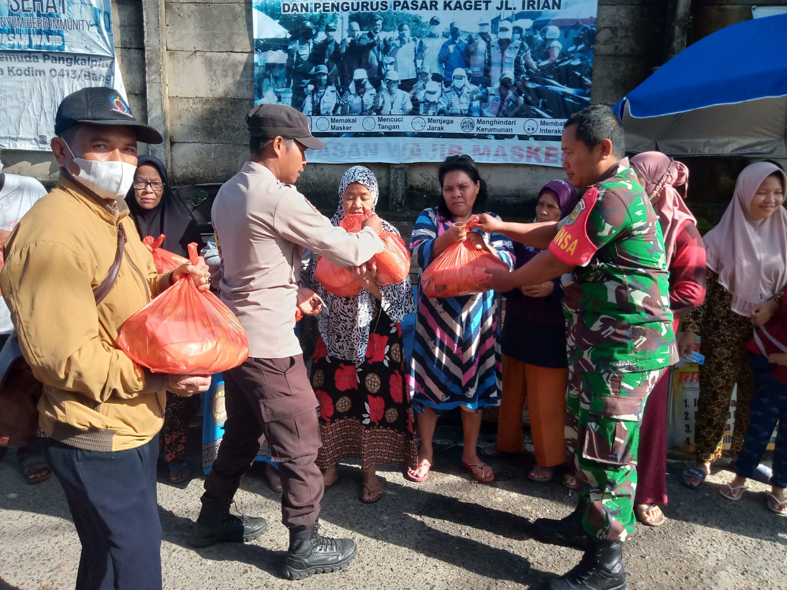 Wujud Kepedulian Antar Sesama Koramil 0413-06/Bukit Intan Ikuti Kegiatan Berbagi Untuk Sesama 