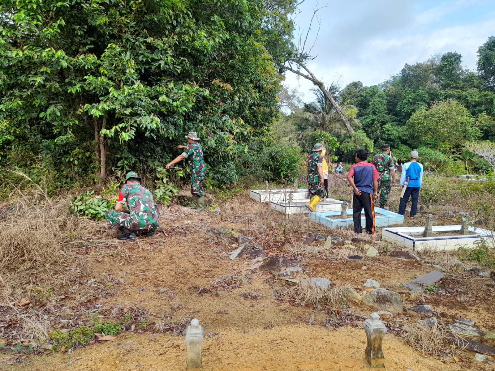 Sambut Ruwahan, Anggota Koramil 431-02/Mentok dan Masyarakat Desa Air Limau Gelar Gotong-royong Bersama