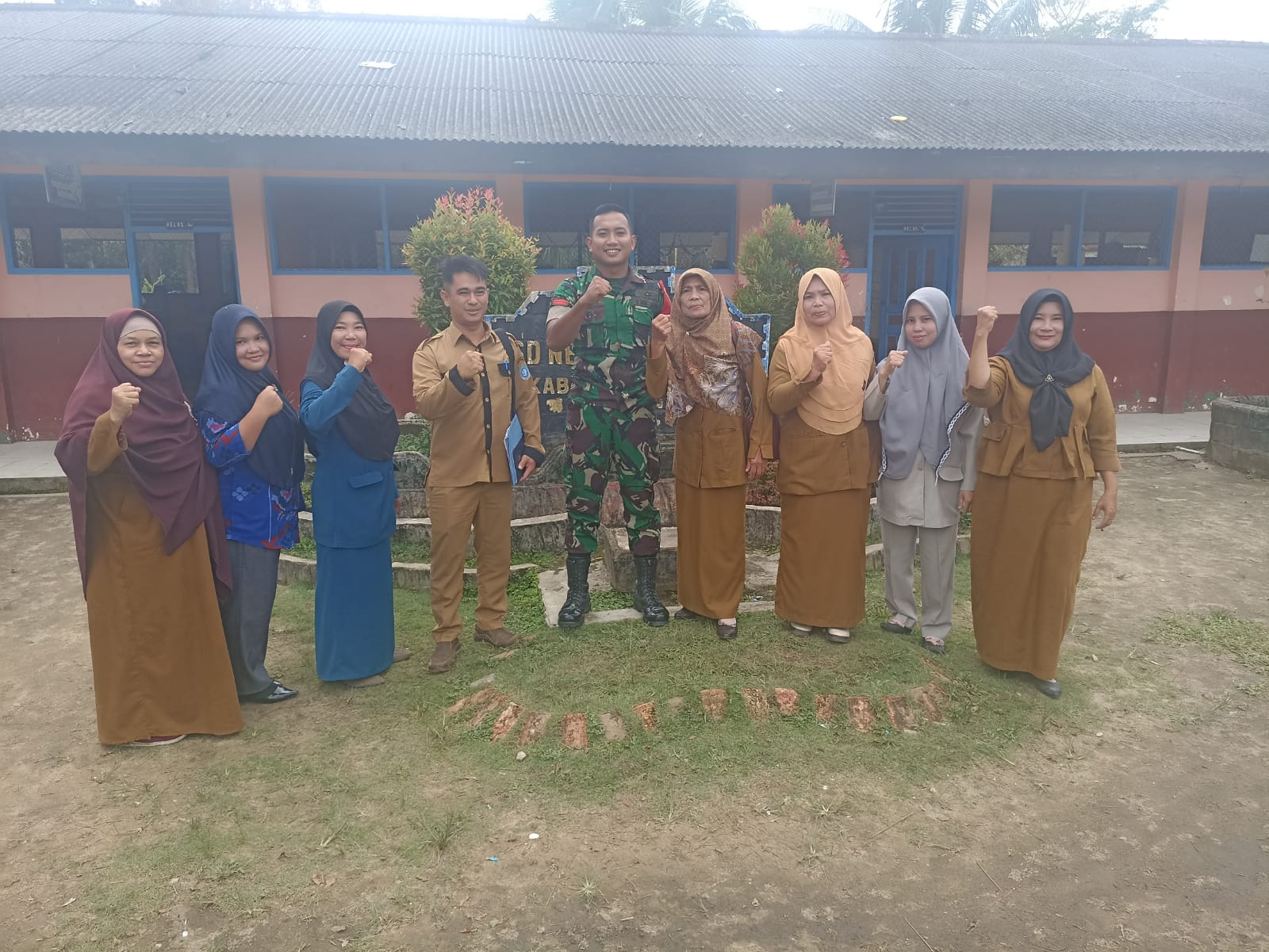 Rapat RKAS SD 03 Kelapa Desa Tebing, di Hadiri Babinsa Koramil 431-03/Kelapa