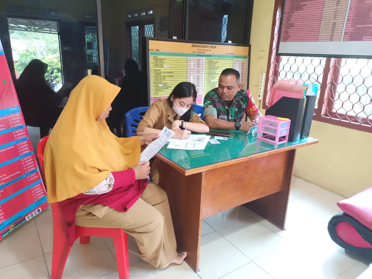 Babinsa Desa Rebo Laksanakan Komsos di Aula Desa Kantor