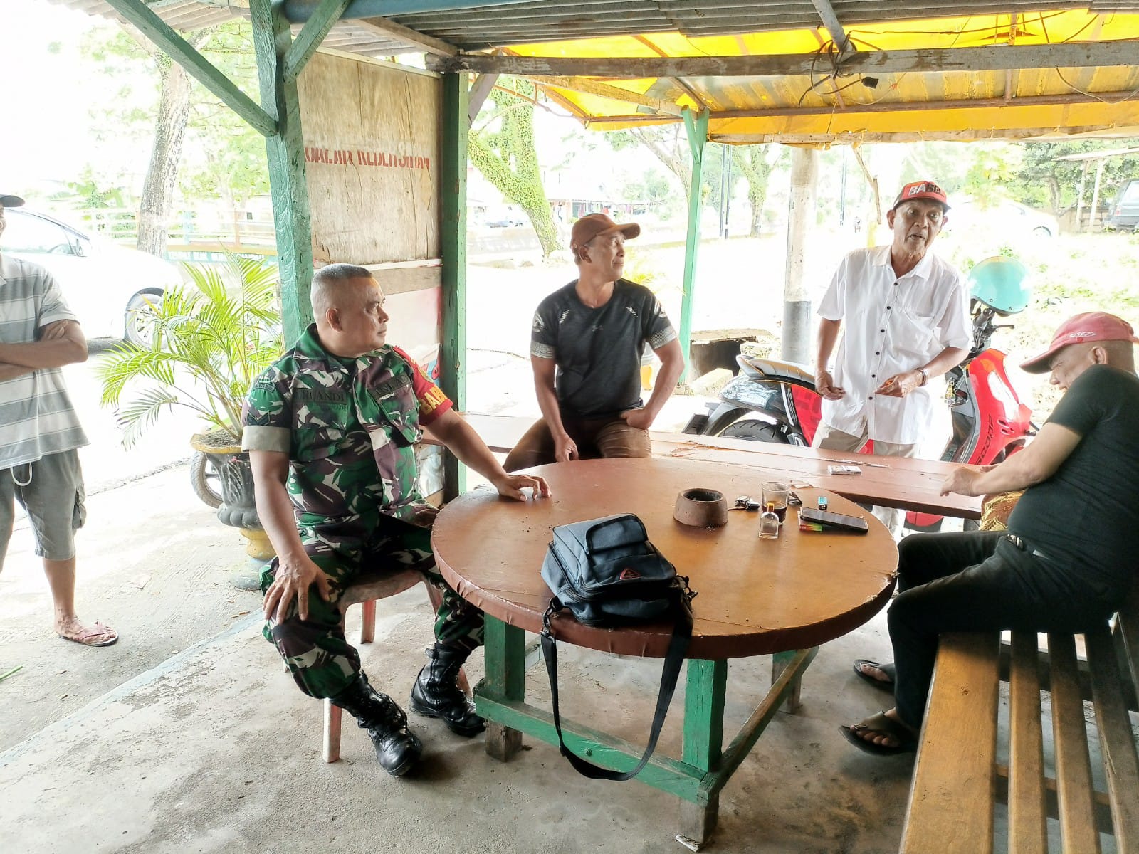 Beri pemahaman Makna Pancasila Babinsa Koramil 0413-06/Bukit Intan Laksanakan Komsos