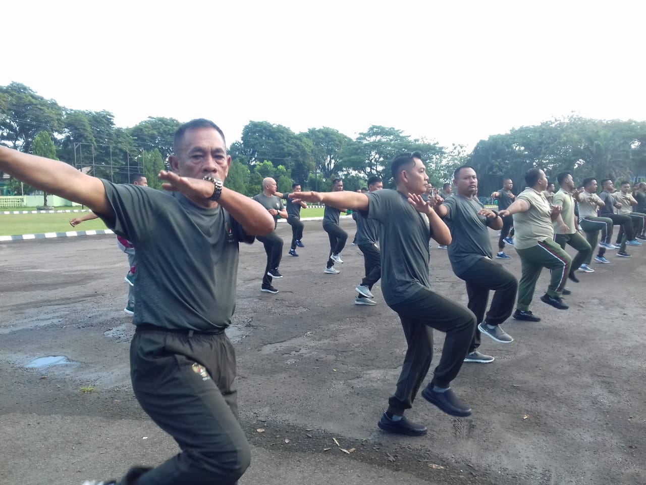 Menjaga Kebugaran Tubuh Anggota Staf Kodim 0413/Bangka Laksanakan SKJ 88