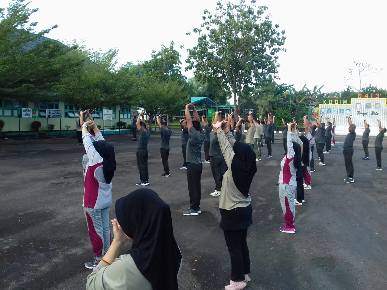 Menjaga Kebugaran Tubuh Anggota Staf Kodim 0413/Bangka Laksanakan SKJ 88