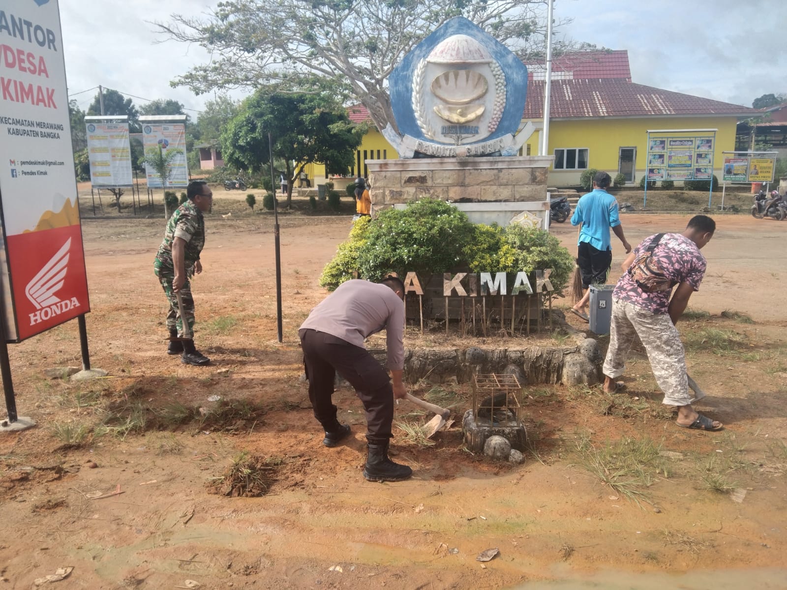 Babinsa Desa Kimak Laksanakan Gotong Royong di Seputaran Kantor Desa