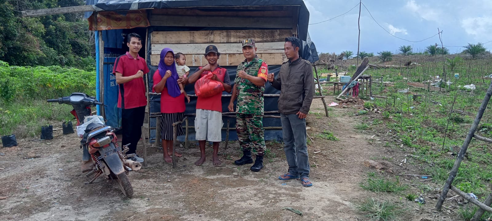 Jumat Barokah Koramil 0413-02/Belinyu melalui Babinsa Desa Riau Berikan Bantuan Sembako Kepada Warga Kurang Mampu